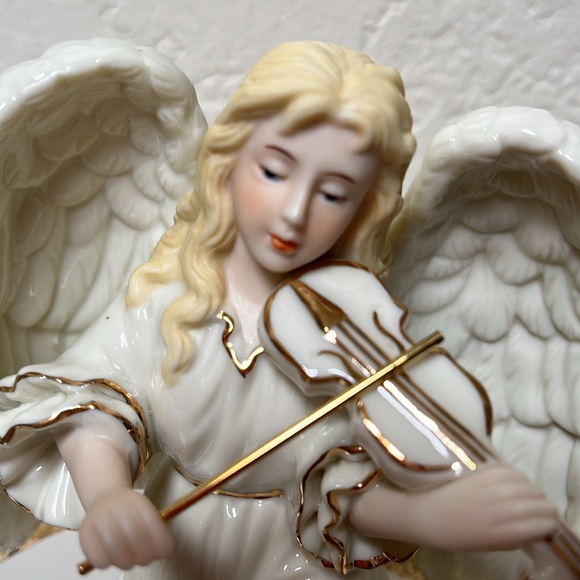 NIB Porcelain Angel Musical - Picture 15 of 16